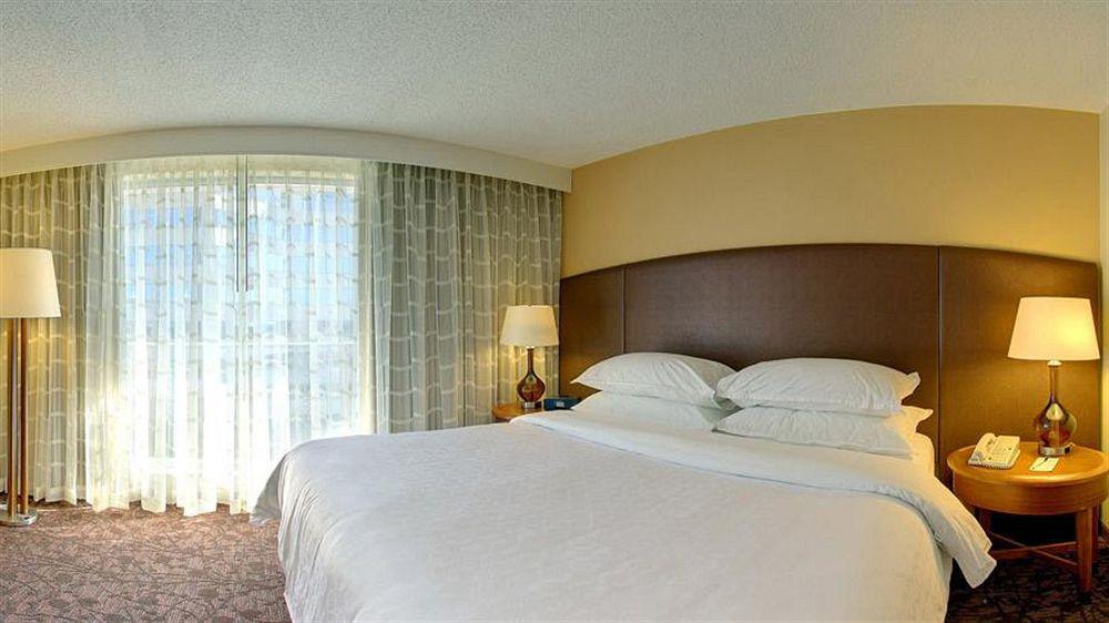 Hotel Four Points By Sheraton Airport Westshore 3*