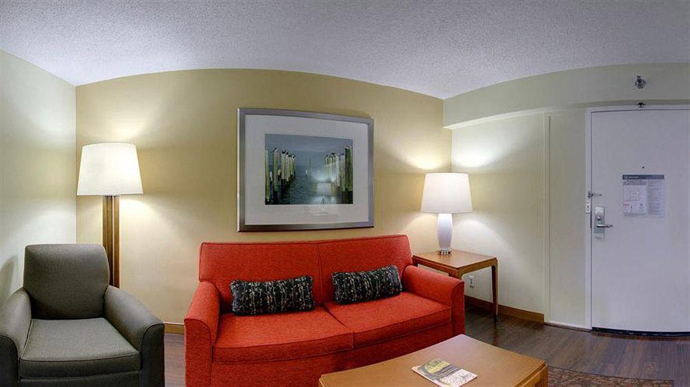 Hotel Four Points By Sheraton Airport Westshore 3*
