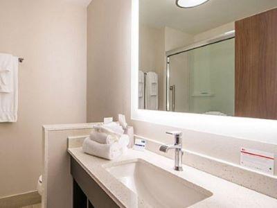 Express East By Ihg Hotel