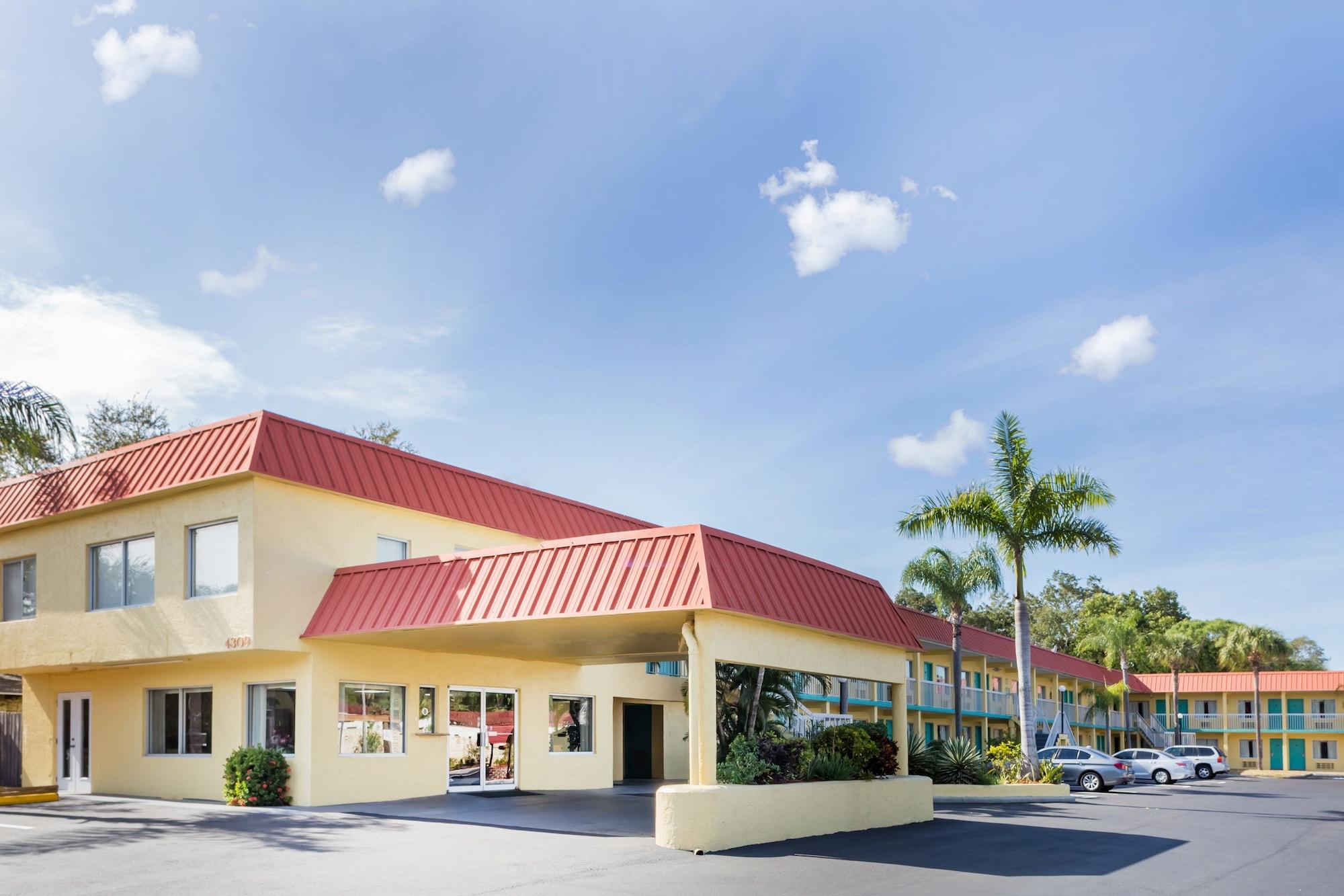 Motel Super 8 By Wyndham Sarasota Near Siesta Key 2*