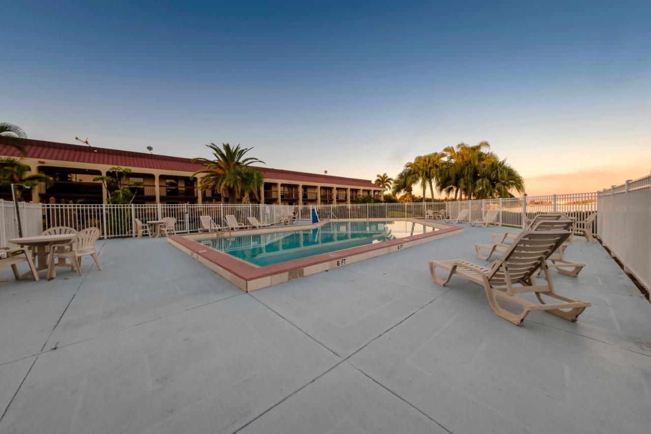 Red Roof Ft. Myers Motel 2*