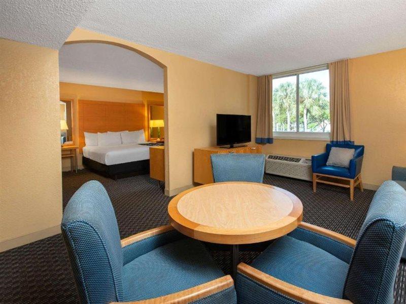 La Quinta I-95 Deerfield - Next To The Depot & Behind The Wawa Hotel