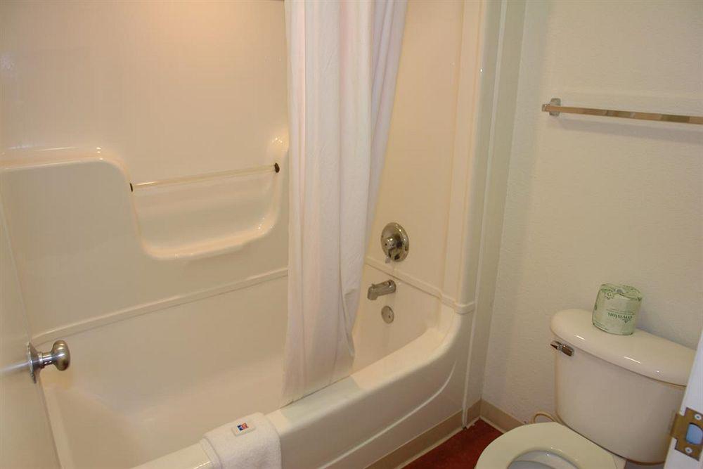 Hotel 6-lantana West Palm Beach, Fl Lantana