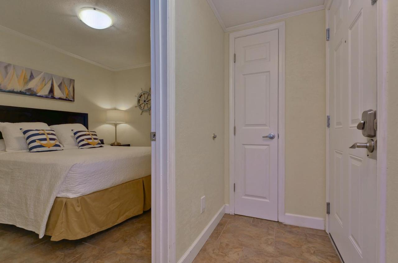 Apartment 202-pool, Wifi, Close To Bucs Stadium Tampa