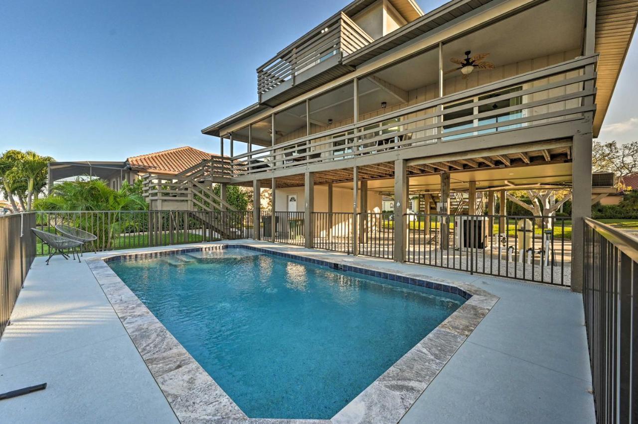 Modern Retreat With Private Pool! Holiday home