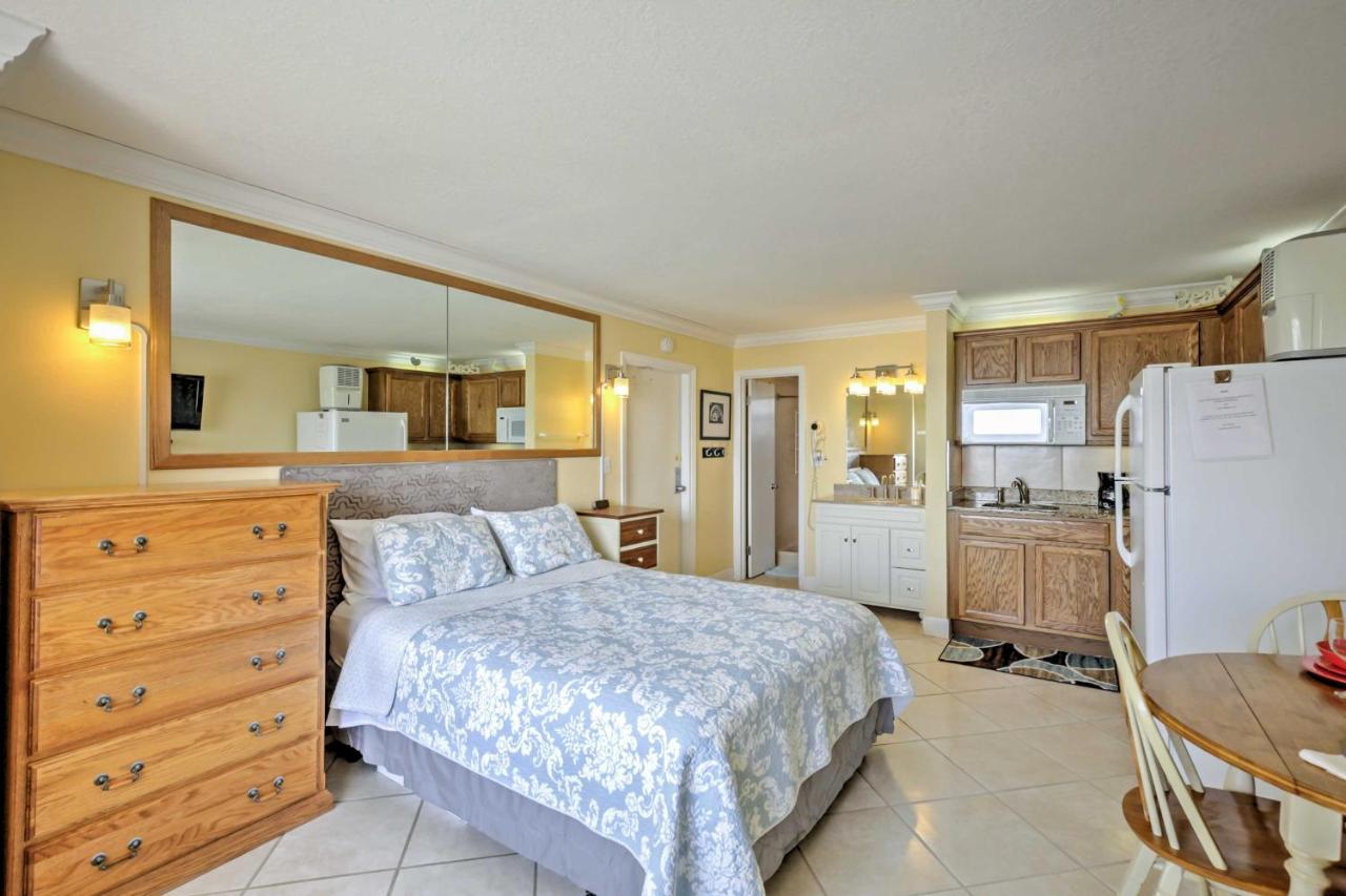 Daytona With Oceanfront Balcony And Pool! Daytona Beach
