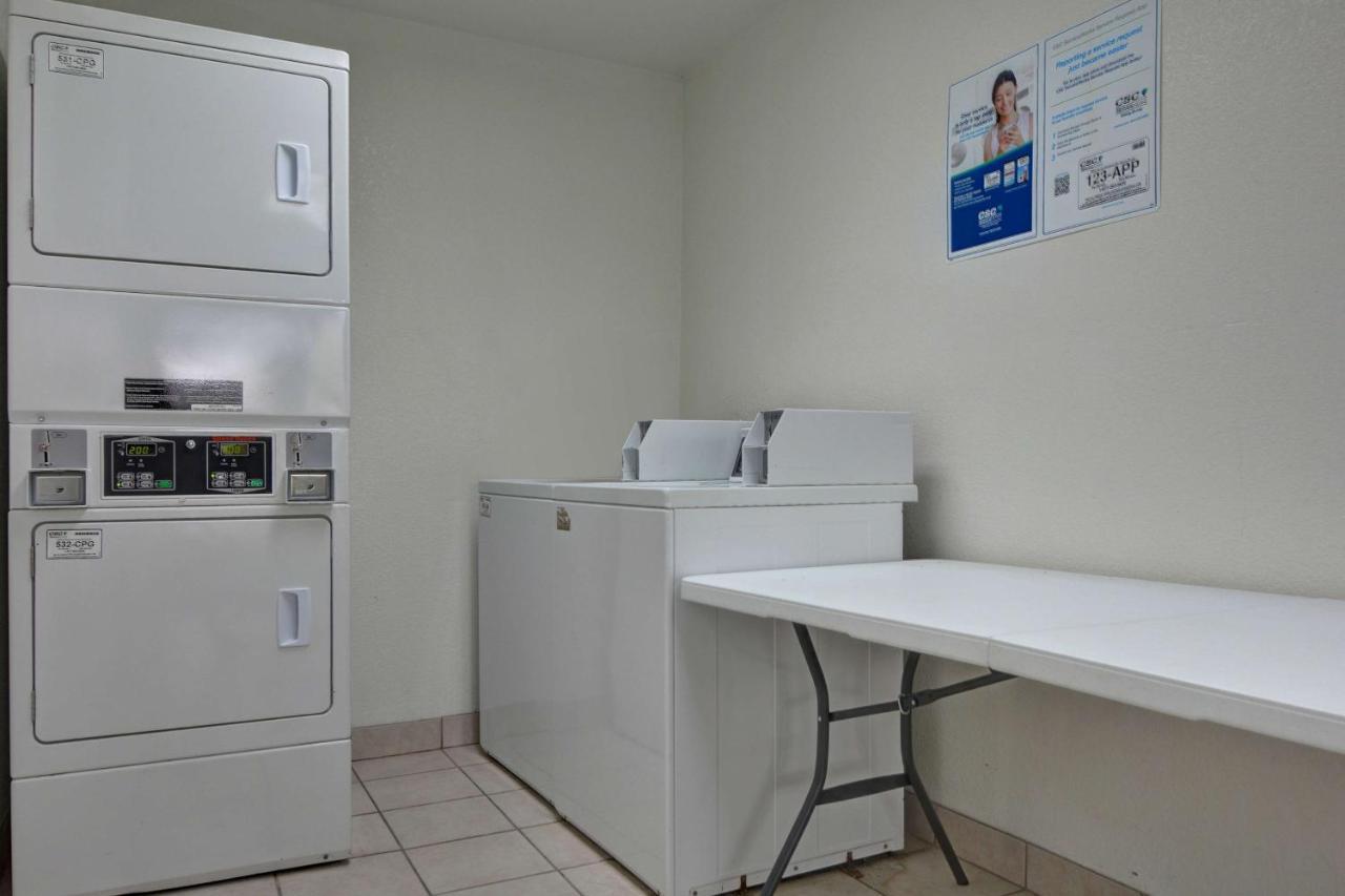 Hotel 6-cocoa Beach, Fl Cocoa Beach