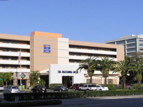 Ramada By Wyndham Westshore Airport South 3*