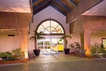 Hotel Baymont By Wyndham Near Busch Gardens Tampa