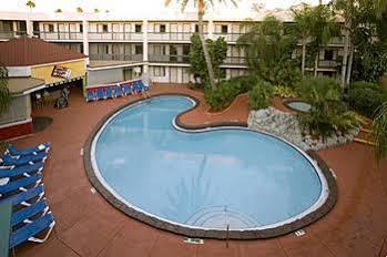 Hotel Baymont By Wyndham Near Busch Gardens