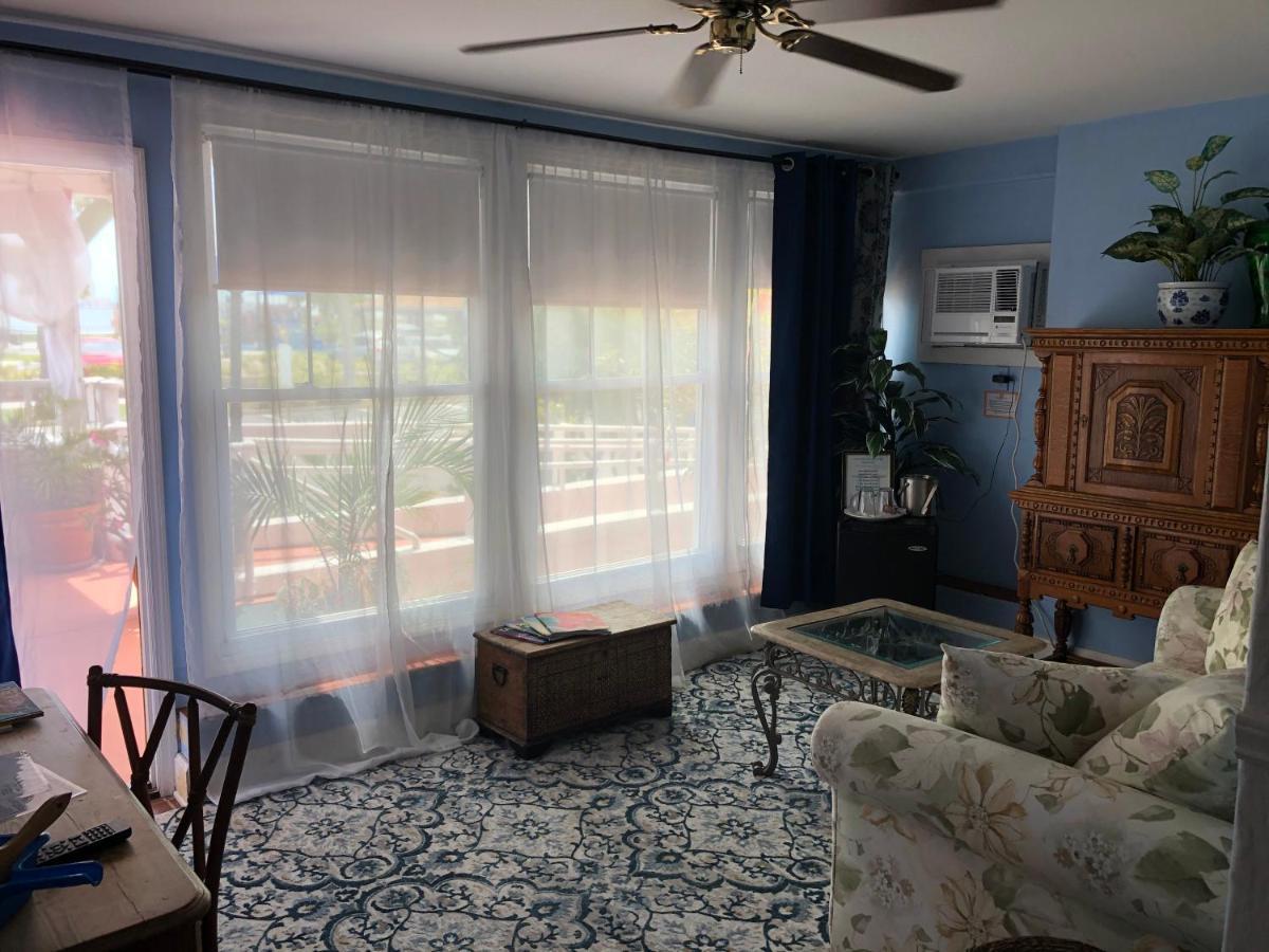 Sea Breeze Manor Bed & Breakfast St. Petersburg