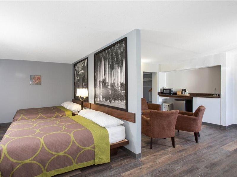 Super 8 By Wyndham * Naples