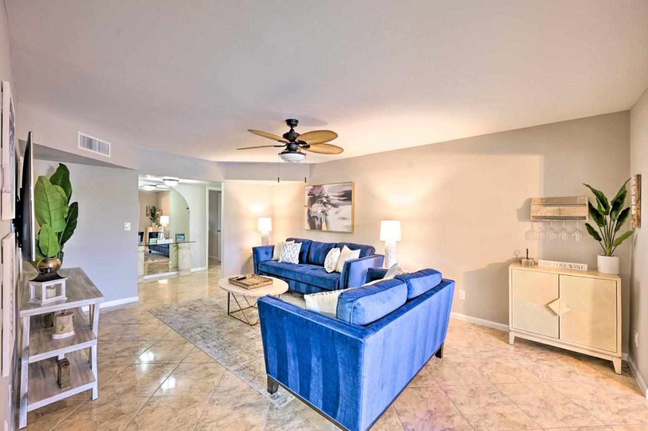 With Enclosed Balcony And Views! Naples