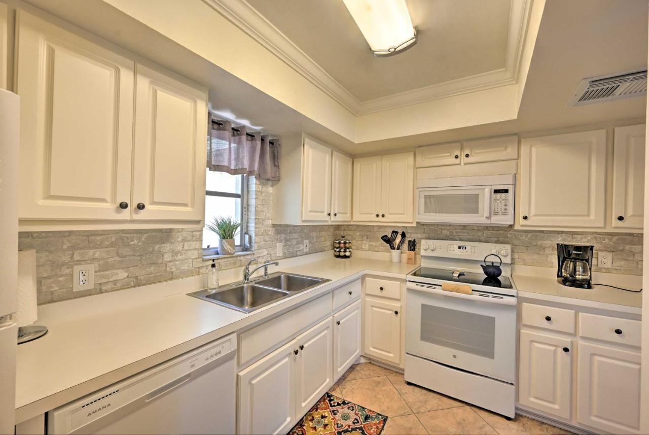 With Enclosed Balcony And Views! Naples