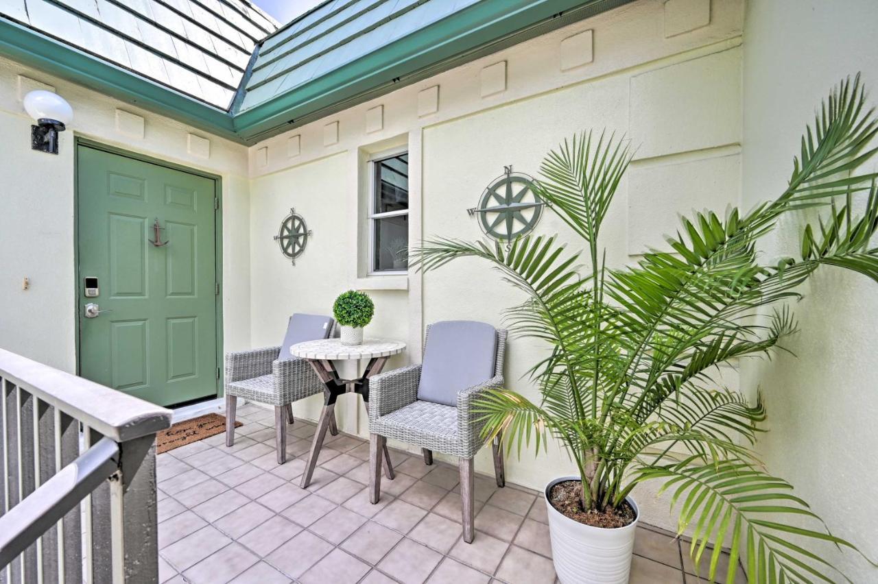 Apartment With Enclosed Balcony And Views!