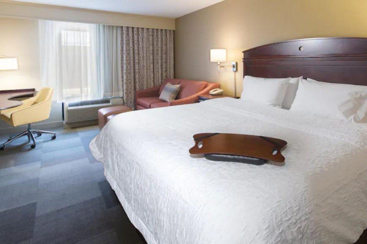 Hotel Hampton & I-10 N At Town Plaza 3*