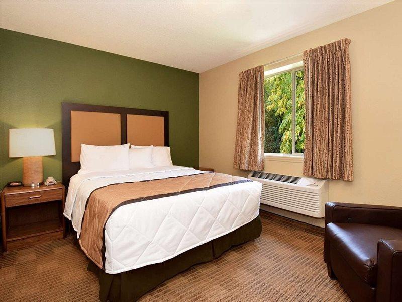 Candlewood Southpoint 2*