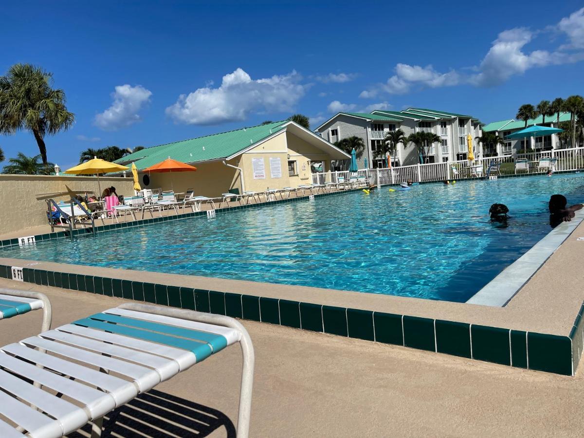 Excellent Front Community, Golf Course, Tennis, Sunny Weather Year Round! Apartment *