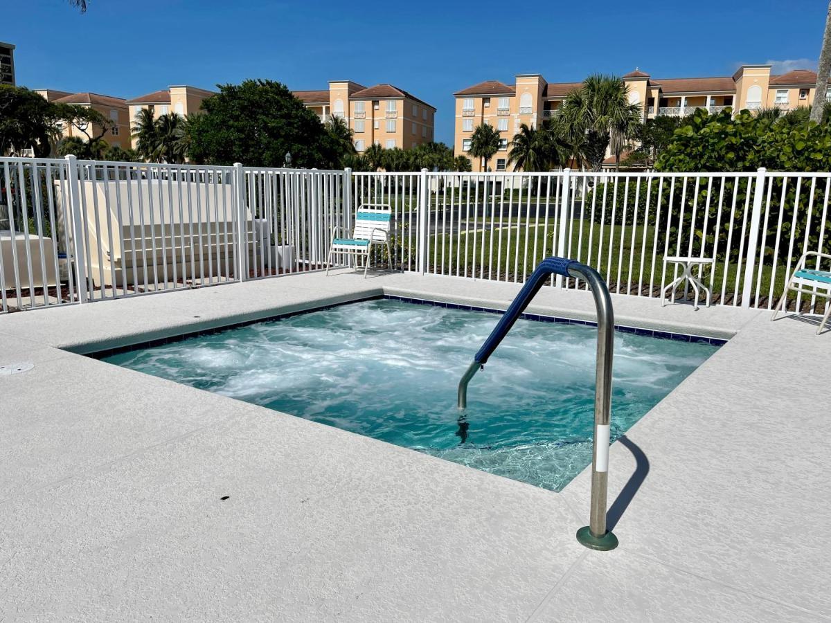 Apartment Excellent Front Community, Golf Course, Tennis, Sunny Weather Year Round! *