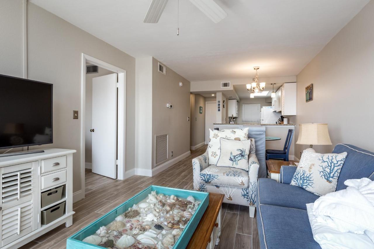 Apartment Castle 105, Gulf Front, 2 Bedrooms, , Elevator, Sleeps 6, Heated Pool
