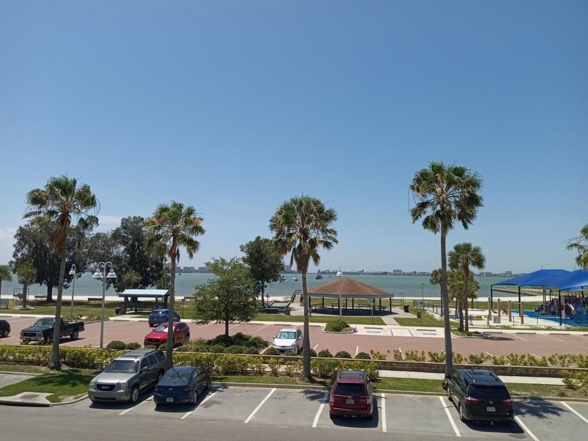 Sea Breeze Manor Bed & Breakfast St. Petersburg