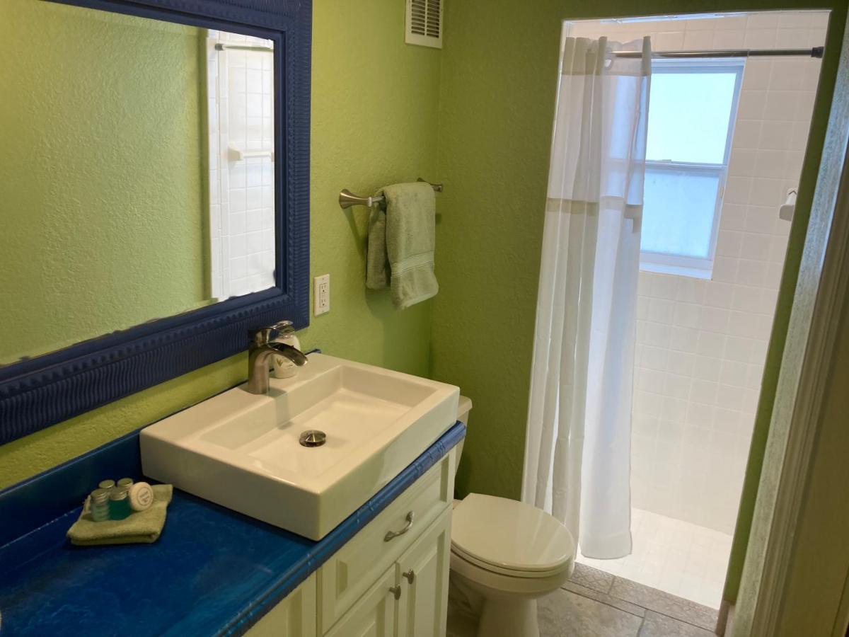 3gulls Ozona-boutique Hotel-steps From Restaurants & Brewery-swimspa Pool-pet Friendly *