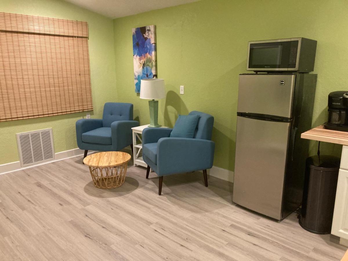 3gulls Ozona-boutique Hotel-steps From Restaurants & Brewery-swimspa Pool-pet Friendly Hotel
