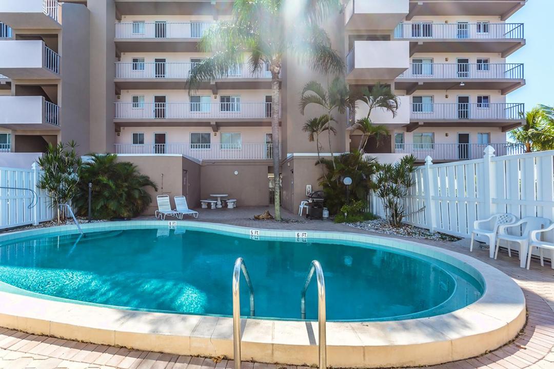 Apartment Castle 105, Gulf Front, 2 Bedrooms, , Elevator, Sleeps 6, Heated Pool Fort Myers Beach