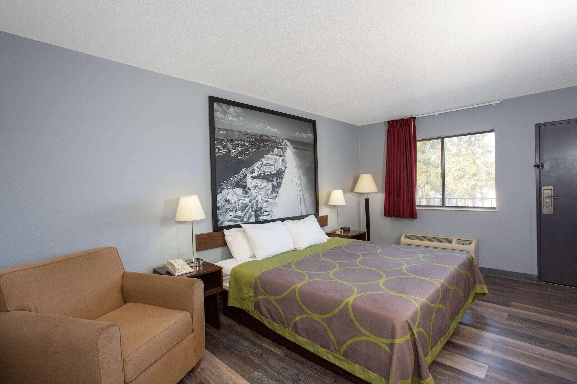 Super 8 By Wyndham Hotel *