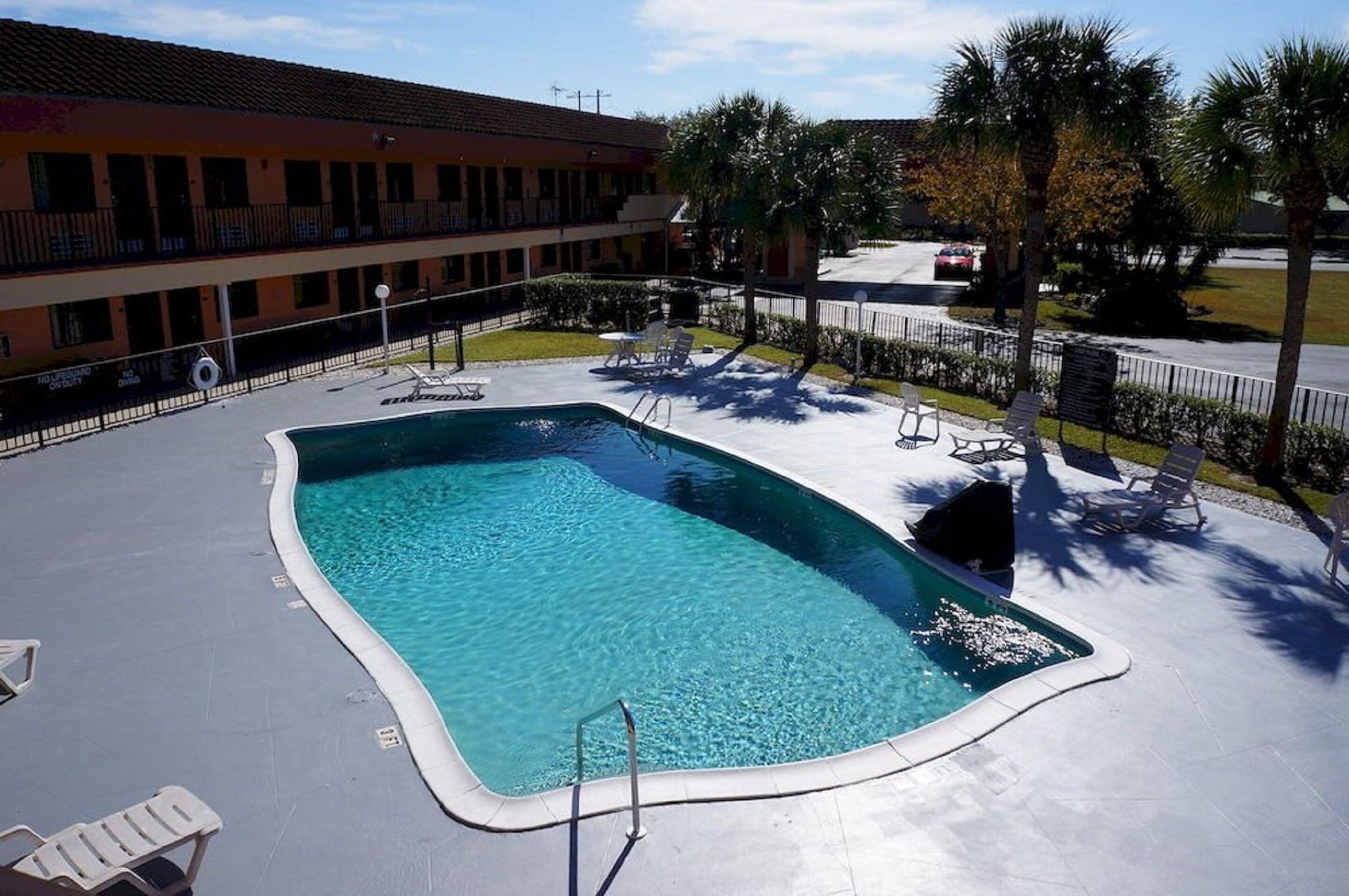 Super 8 By Wyndham Hotel *