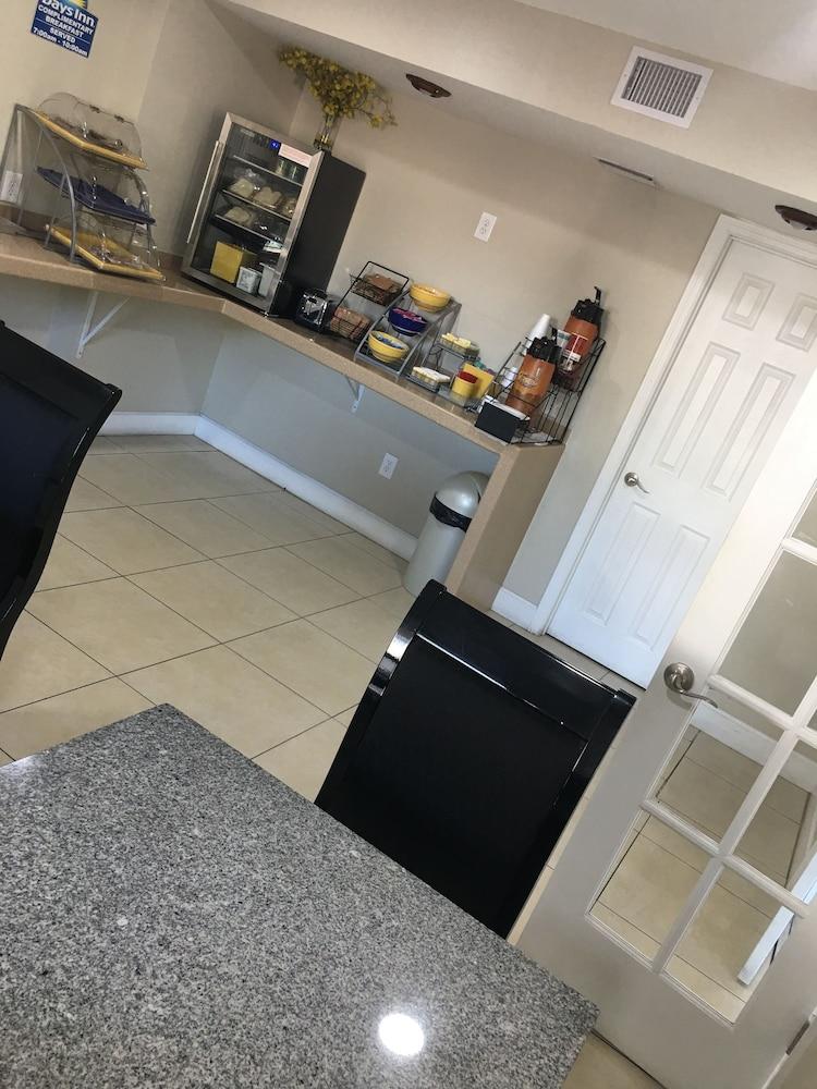 Days By Wyndham Orange City/deland Motel