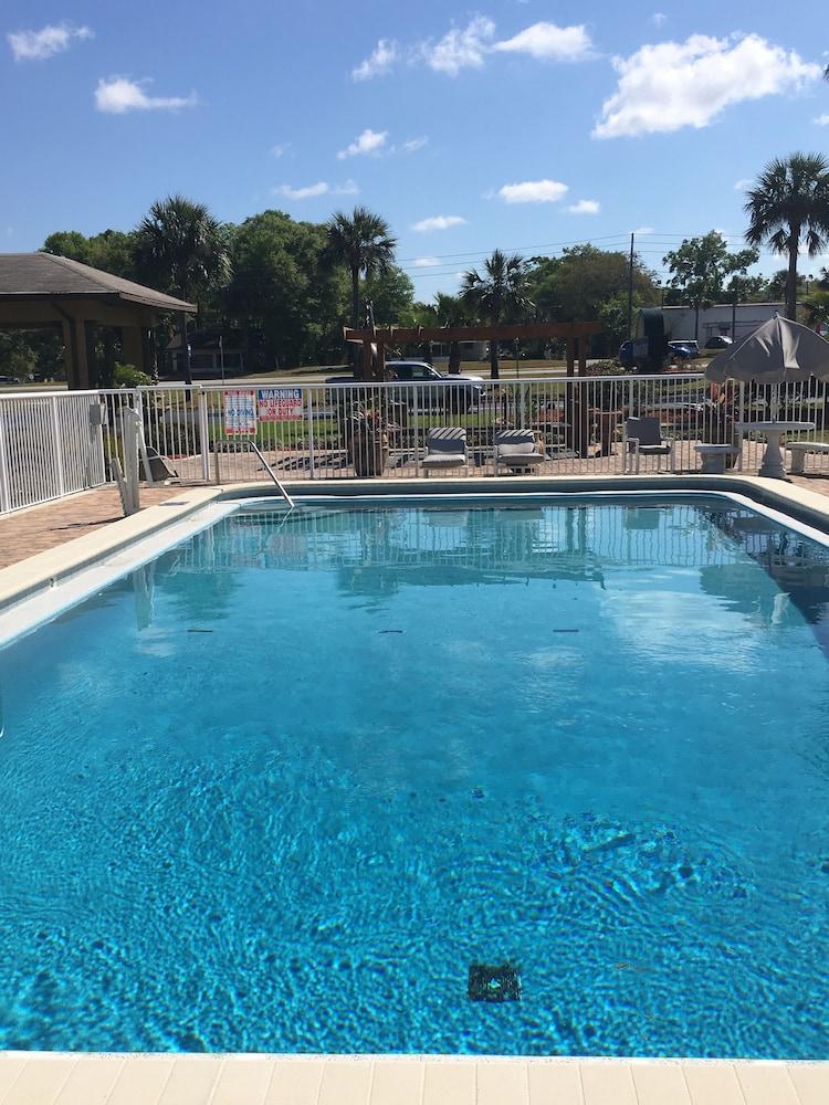 Motel Days By Wyndham Orange City/deland 2*