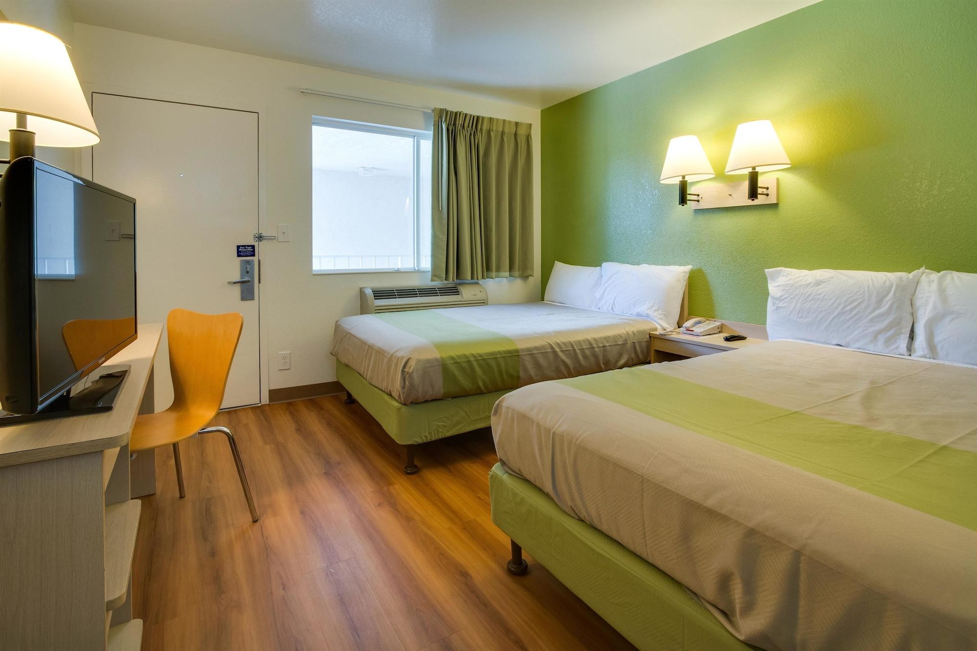 Hotel 6-kissimmee, Fl - Orlando Celebration