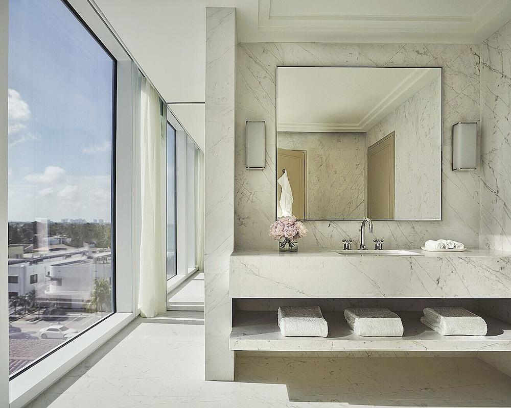 Hotel Four Seasons At The Surf Club