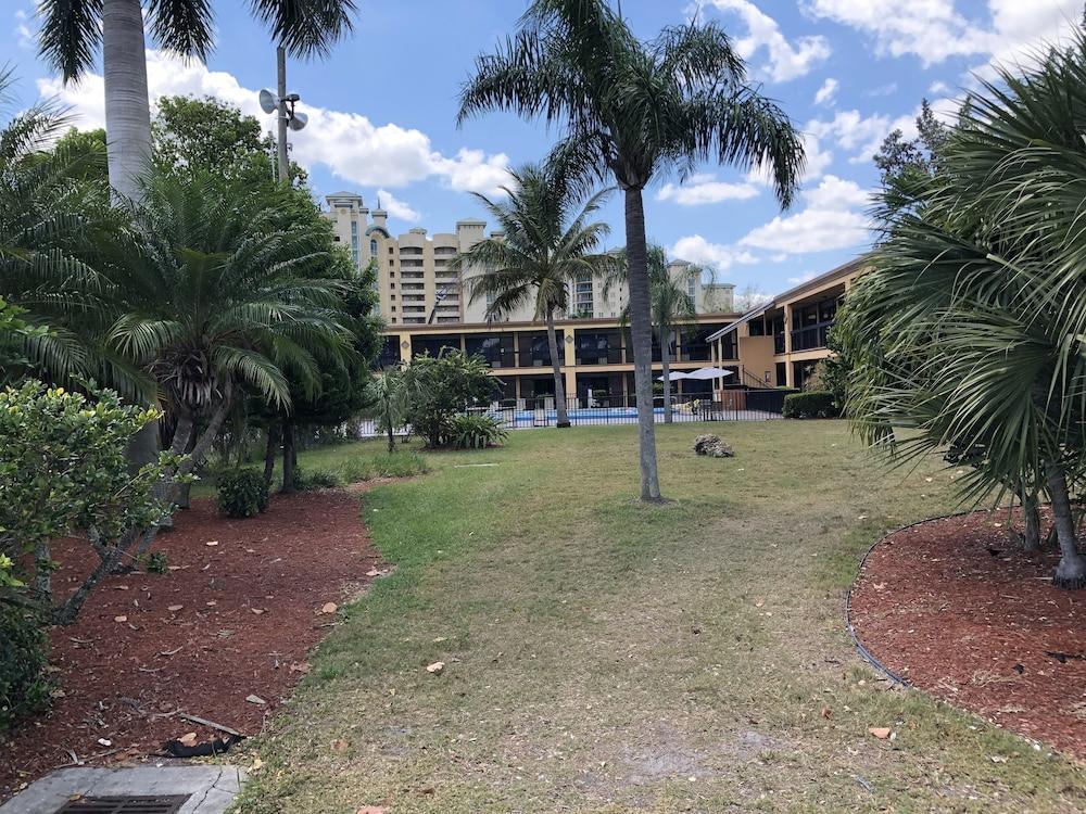 Travelodge By Wyndham Myers North Motel