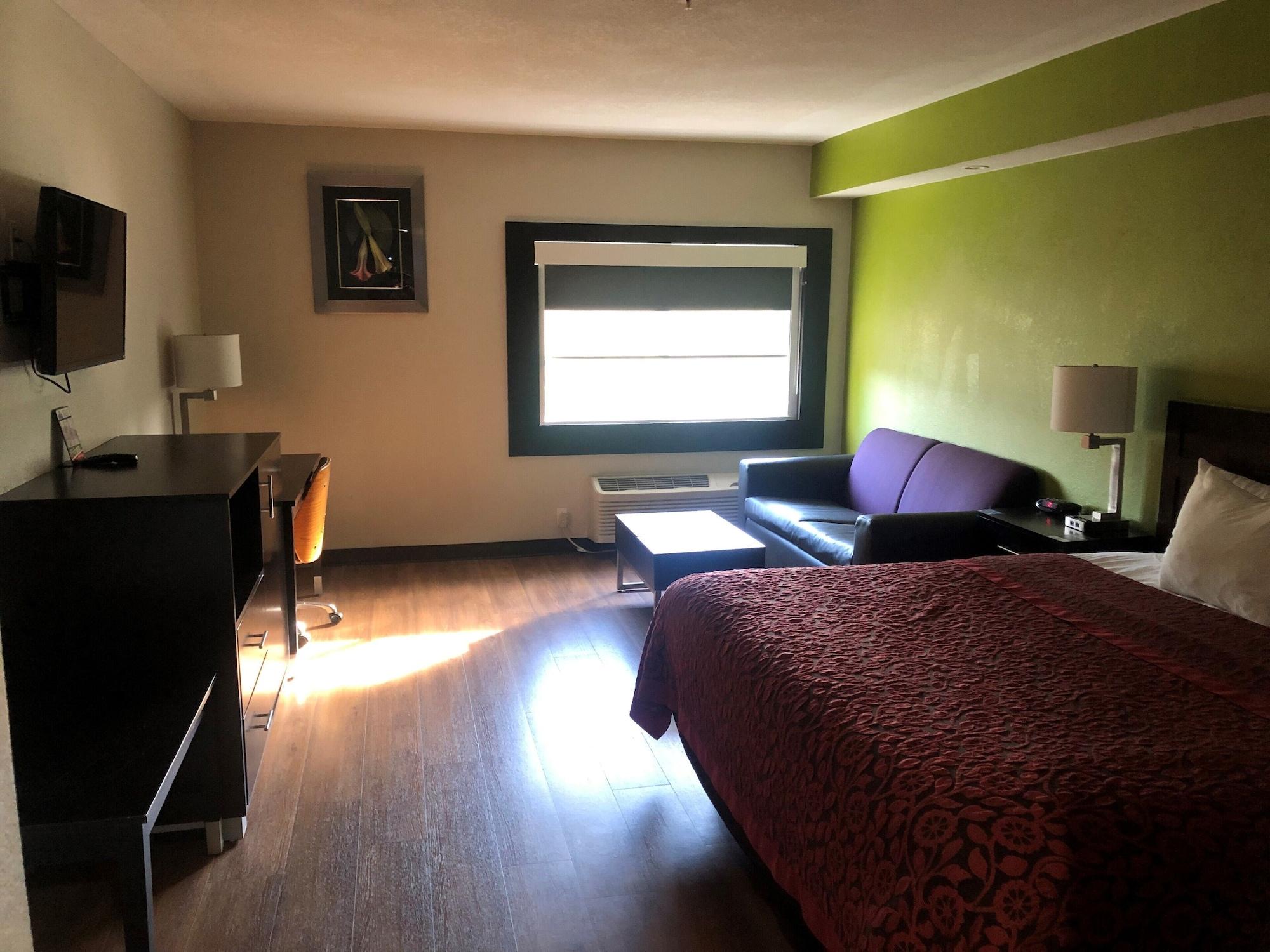 Days & By Wyndham North Naples Hotel 3*