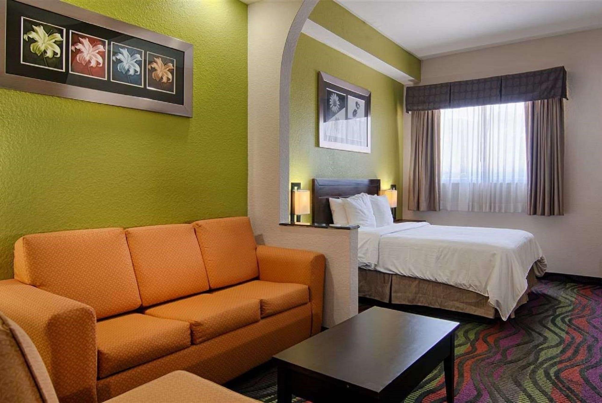 Days & By Wyndham North Naples Hotel
