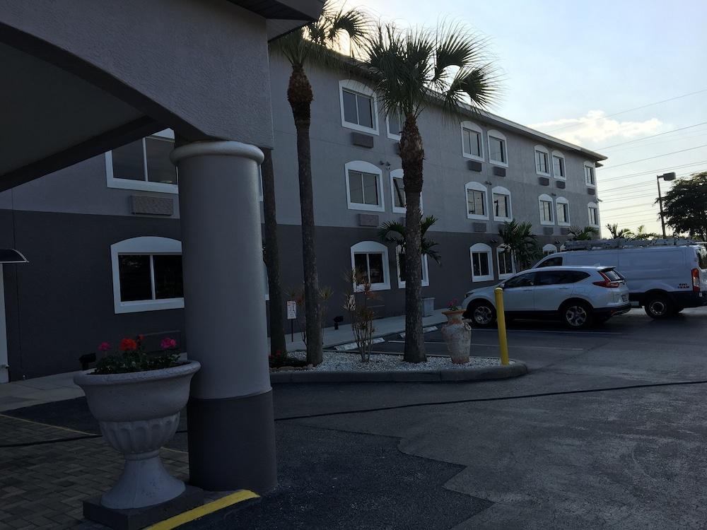 Days & By Wyndham North Naples Bonita Springs
