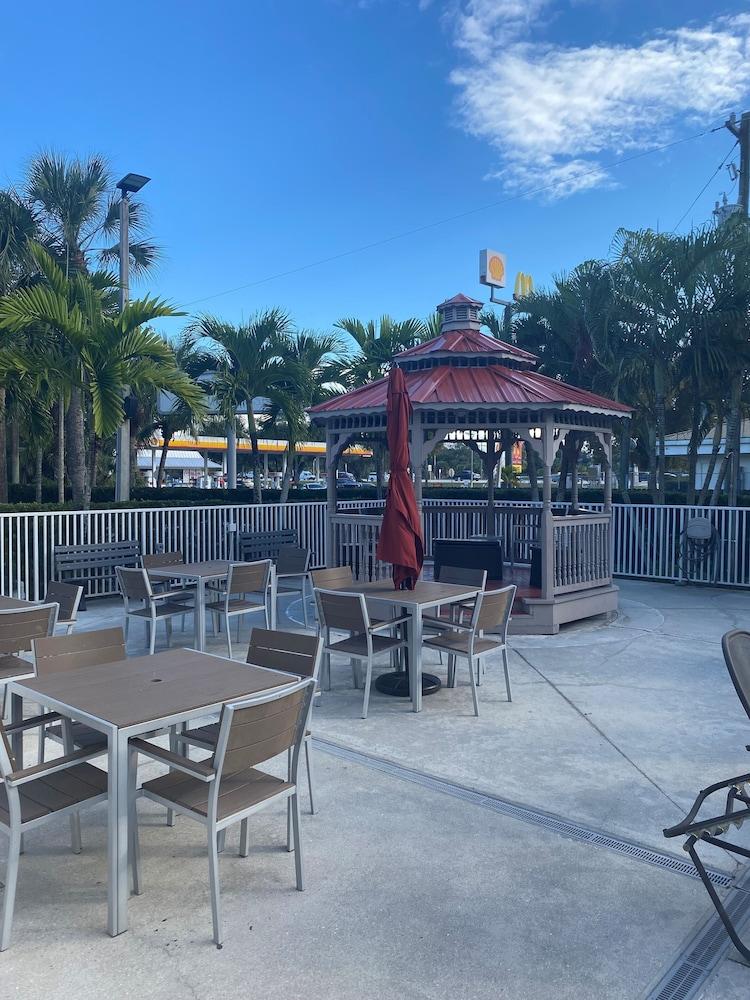 Days & By Wyndham North Naples Hotel Bonita Springs