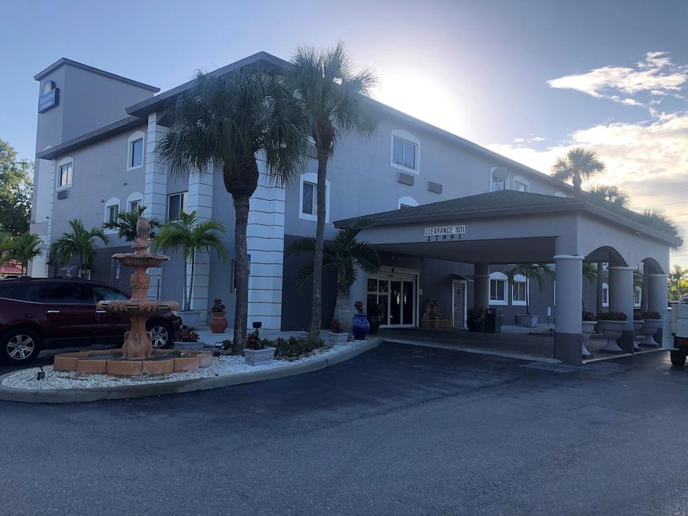 Hotel Days & By Wyndham North Naples