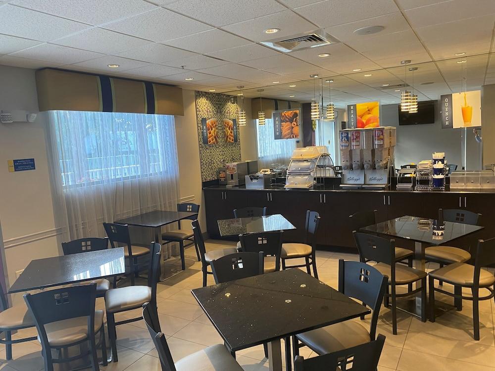 Hotel Days & By Wyndham North Naples