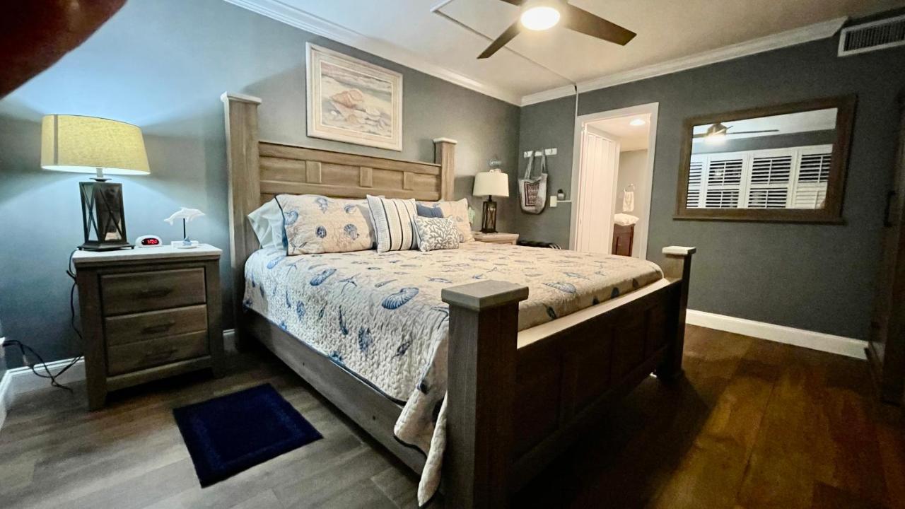 Excellent Front Community, Golf Course, Tennis, Sunny Weather Year Round! Apartment