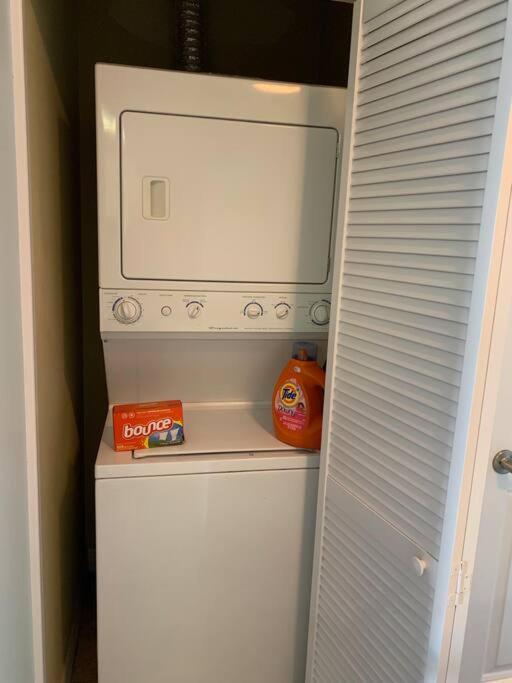 Gulf Coast Gold Private - 2bed, 2bath, Sleep 6, Across Street From Beach, Balcony Views Of Sunsets, & Gulf, Pool, Gym Apartment St. Pete Beach