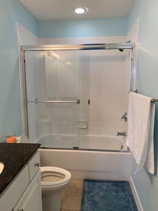 Gulf Coast Gold Private - 2bed, 2bath, Sleep 6, Across Street From Beach, Balcony Views Of Sunsets, & Gulf, Pool, Gym Apartment