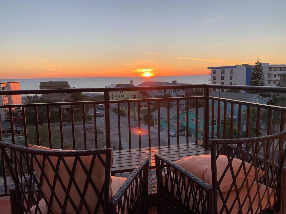 Gulf Coast Gold Private - 2bed, 2bath, Sleep 6, Across Street From Beach, Balcony Views Of Sunsets, & Gulf, Pool, Gym * St. Pete Beach