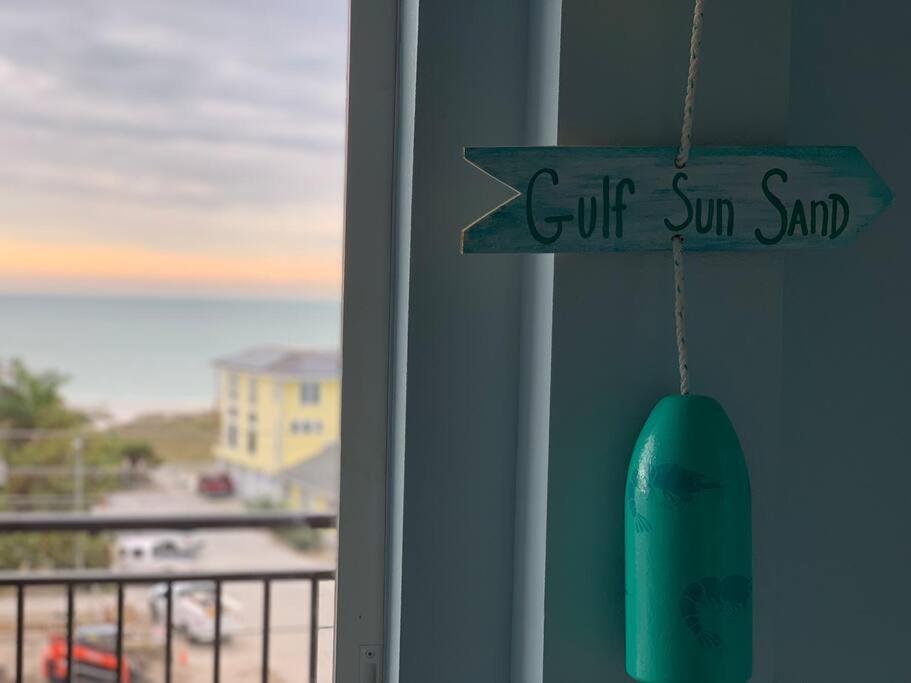 Apartment Gulf Coast Gold Private - 2bed, 2bath, Sleep 6, Across Street From Beach, Balcony Views Of Sunsets, & Gulf, Pool, Gym *
