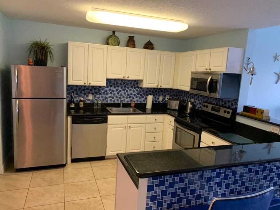 Gulf Coast Gold Private - 2bed, 2bath, Sleep 6, Across Street From Beach, Balcony Views Of Sunsets, & Gulf, Pool, Gym * St. Pete Beach