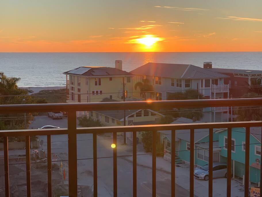 Gulf Coast Gold Private - 2bed, 2bath, Sleep 6, Across Street From Beach, Balcony Views Of Sunsets, & Gulf, Pool, Gym St. Pete Beach
