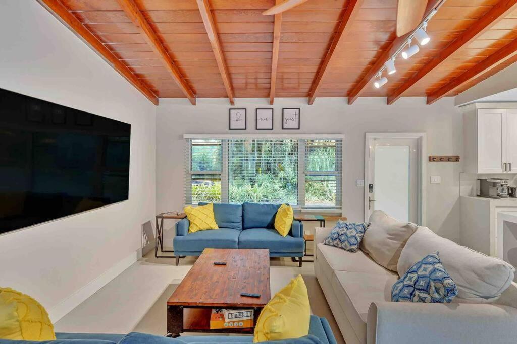 Villa Rare Hidden Getaway Heated Pool 1.5 Acres! Sleeps 16 Fort Lauderdale