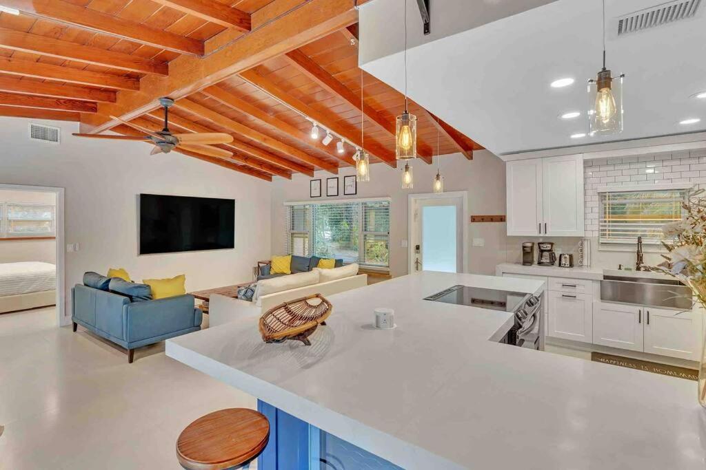Rare Hidden Getaway Heated Pool 1.5 Acres! Sleeps 16 Villa Fort Lauderdale